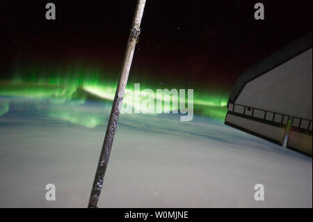 Dieser NASA Bild am Juli 14, 2011 von einem der STS-135 Atlantis Crewmitglieder der südlichen Polarlichter oder Aurora Australis zeigt, wie von der Internationalen Raumstation gesehen. Teil des Orbiter Boom Sensor System (OBSS) ist zu sehen, wie es am Ende der Roboterarm der Raumfähre (Frame) befestigt war. Ein Teil des Hafens Seitenflügel des Shuttle ist auf der rechten Seite. Space Shuttle Atlantis ist an der Internationalen Raumstation auf der Mission STS-135, der letzte Shuttle Mission. UPI/NASA Stockfoto