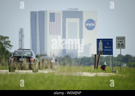 Ein Schild an der Straße bei der NASA Kennedy Space Center zeigt der Countdown für die geplante Landung der Raumfähre Atlantis, Mittwoch, 20. Juli 2011, in Cape Canaveral, Fla. Atlantis ist voraussichtlich Anfang Donnerstag Morgen Land, ein Ende der STS-135 Mission und das Space Shuttle Programm. Ê UPI/Bill Ingalls/NASA Stockfoto