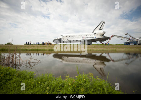 Space Shuttle Atlantis (STS-135) ist über rollte auf das obiter Processing Facility (OPF) kurz nach der Landung im Kennedy Space Center der NASA Shuttle Landing Facility (SLF), den Abschluss seiner 13-tägigen Mission zur Internationalen Raumstation (ISS) und der letzte Flug des Space Shuttle Programms, frühen Donnerstag Morgen, 21. Juli 2011, in Cape Canaveral, Fla., Atlantis insgesamt 307 Tage im Weltraum verbracht und reiste fast 126 Millionen Meilen während seiner 33 Flüge. Atlantis, das vierte Orbiter gebaut, auf ihre erste Mission am Okt. 3, 1985 ins Leben gerufen. UPI/Bill Ingalls/NASA Stockfoto