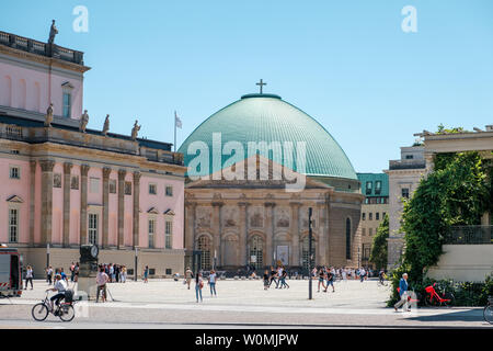 Berlin, Deutschland - Juni, 2019: Menschen bei Historic District (Bebelplatz) von Berlin in der Staatsoper und der St.-Hedwigs-Kathedrale zu Stockfoto