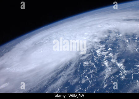 Dieser NASA Bild auf August 22, 2011 Ron Garan von Astronauten auf der Internationalen Raumstation zeigt Hurrikan Irene, wie es in der Karibik. Das National Hurricane Center sagte Irene erwartet wird Gesamtniederschlag Ansammlungen von 5 bis 10 Zoll über Puerto Rico, die Jungferninseln, die Dominikanische Republik, Haiti, den südöstlichen Bahamas und den Turks- und Caicosinseln. Isolierte maximale Niederschlagsmengen bis zu 20 cm erreichen können. Der Sturm wird erwartet, um US-Landfall Samstag Morgen im Carolinas. UPI/NASA Stockfoto