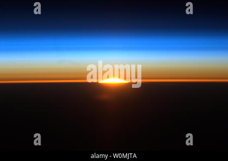 Dieser NASA Image am 27. August, 2011 durch ein Mitglied der Mannschaft auf der Internationalen Raumstation zeigt einen Sonnenaufgang über der Erde. UPI/NASA Stockfoto