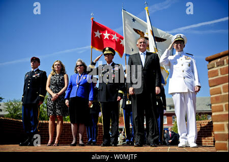 Gen. David H. Petraeus (C) von seiner Familie begleitet, stellvertretender Verteidigungsminister William J. Lynn, und Adm. Mike Mullen, Vorsitzender des Generalstabs, begrüßt In einem Pass und Überprüfung der Truppen bei der Bundeswehr Abschied Tribut und Ruhestand Zeremonie zu Ehren von General Petraeus bei Summerall Feld auf einer gemeinsamen Basis Myer-Henderson Hall, Virginia am 31. August 2011. UPI/Jacob N. Bailey/US AIR FORCE Stockfoto