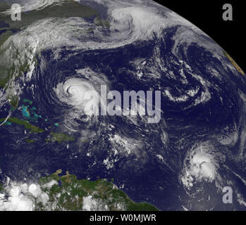 Dieser NASA GEHT-13 Satellitenbild am 7. September 2011 zeigt Hurrikan Katia wie es bewegt sich zwischen den Bermudas und in den USA, während weiter im Osten tropischer Sturm Maria durch den Atlantik bewegt. UPI/NASA Stockfoto