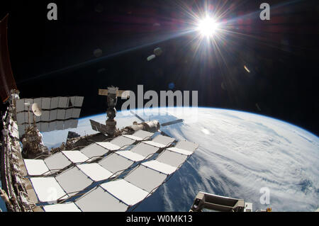 Die Bright Sun ist ein Teil der Internationalen Raumstation und der Erde Horizont sind in diesem Bild empfohlene während des Vierten der STS-134 Mission spacewalk im Mai 2011 fotografiert. Das Bild wurde mit einer Fish-eye Objektiv auf eine elektronische Kamera befestigt. UPI/NASA Stockfoto