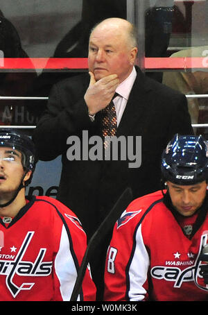 März 29, 2011, Foto zeigt Washington Capitals Head Coach Bruce Boudreau, als er seine Mannschaft gegen die Carolina Hurricanes in Washington führt. Die Washington Capitals angekündigt Montag, den die Mannschaft gefeuert hat Boudreau und ersetzte ihn mit ehemaliger Spieler Dale Hunter. UPI/Kevin Dietsch/Foto Stockfoto