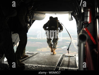 U.S. Navy SEALS springen von einem CH-46 E Sea Knight Hubschrauber während der Ausbildung in der Nähe von Fort Pickett, Virginia im September 2011. UPI/Meranda Keller/Marine. Stockfoto