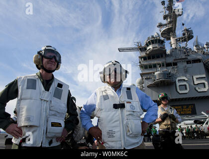 Verteidigungsminister Leon E. Panetta, rechten und hinteren Adm. Walter E.Carter, Kommandeur der Carrier Strike Group (CSG) 12 Uhr Flugbetrieb Samstag, Januar 21, 2012 an Bord der Flugzeugträger USS Enterprise (CVN 65). Das Unternehmen Carrier Strike Group ist im Gange, die eine zusammengesetzte Einheit ausüben. UPI/Scott Pittman/U.S. Marine Stockfoto