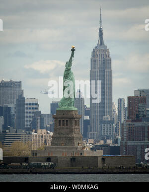 Space Shuttle Enterprise, montiert auf einem NASA 747 Shuttle Carrier Aircraft (SCA), in der Ferne hinter der Freiheitsstatue, Freitag, 27. April 2012, in New York zu sehen ist. Enterprise war der erste Shuttle Orbiter gebaut für die NASA die Durchführung von Flügen in die Atmosphäre und war nicht in der Lage, Raumfahrt. Ursprünglich an der Smithsonian Steven F. Udvar-Hazy Center, Enterprise untergebracht werden aus dem SCA demated werden und auf einem Lastkahn, der schließlich von tugboat bis zum Hudson River an die Intrepid Sea, Air & Space Museum im Juni UPI/NASA/Bill Ingalls verschoben werden gestellt) Stockfoto