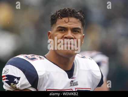 In dieser Datei Foto, New England Patriots linebacker Junior Seau wartet auf ein Spiel gegen die Oakland Raiders am Kolosseum in Oakland, Kalifornien am 14. Dezember 2008. Seau gefunden wurde zum Tod in seinem Haus in Oceanside, Kalifornien Schuß am 2. Mai 2012. Er war 43. UPI/Terry Schmitt/Dateien Stockfoto