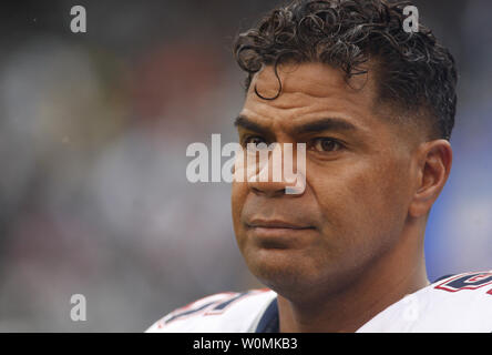 In dieser Datei Foto, New England Patriots linebacker Junior Seau wartet auf ein Spiel gegen die Oakland Raiders am Kolosseum in Oakland, Kalifornien am 14. Dezember 2008. Seau gefunden wurde zum Tod in seinem Haus in Oceanside, Kalifornien Schuß am 2. Mai 2012. Er war 43. UPI/Terry Schmitt/Dateien Stockfoto