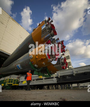 Die Sojus TMA-04 M Sonde ist mit dem Zug auf dem Weg zur Startrampe auf dem Kosmodrom Baikonur in Kasachstan rollte am 13. Mai 2012. Die Einführung der Sojus-kapsel mit der Expedition 31 Sojus Kommandanten Gennadi Padalka und Flugingenieur Sergej Revin von Russland, und Prime NASA-Flugingenieur Joe Acaba ist für 9:01 Uhr Ortszeit am Dienstag, den 15. Mai. UPI//Bill IngallsNASA Stockfoto