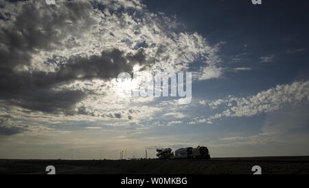 Die Sojus TMA-04 M Sonde ist mit dem Zug auf dem Weg zur Startrampe auf dem Kosmodrom Baikonur in Kasachstan rollte am 13. Mai 2012. Die Einführung der Sojus-kapsel mit der Expedition 31 Sojus Kommandanten Gennadi Padalka und Flugingenieur Sergej Revin von Russland, und Prime NASA-Flugingenieur Joe Acaba ist für 9:01 Uhr Ortszeit am Dienstag, den 15. Mai. UPI//Bill IngallsNASA Stockfoto