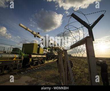 Die Sojus TMA-04 M Sonde ist mit dem Zug auf dem Weg zur Startrampe auf dem Kosmodrom Baikonur in Kasachstan rollte am 13. Mai 2012. Die Einführung der Sojus-kapsel mit der Expedition 31 Sojus Kommandanten Gennadi Padalka und Flugingenieur Sergej Revin von Russland, und Prime NASA-Flugingenieur Joe Acaba ist für 9:01 Uhr Ortszeit am Dienstag, den 15. Mai. UPI//Bill IngallsNASA Stockfoto