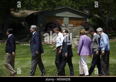 (L - R) der japanische Premierminister Yoshihiko Noda, kanadische Premierminister Stephen Harper, US-Präsident Barack Obama, der französische Präsident François Hollande, Bundeskanzlerin Angela Merkel, der britische Premierminister David Cameron, und der italienische Premierminister Mario Monti verlassen die Bühne nach für ein Gruppenfoto während der 2012 G8-Gipfel posieren in Camp David 19 Mai, 2012 in Camp David, Maryland. Die Staats- und Regierungschefs der acht größten Volkswirtschaften der Welt treffen am Wochenende in einer Bemühung, die anhaltende Schuldenkrise von Spinnen zu außer Kontrolle halten. UPI/Lukas Sharrett/New York Times-Pool Stockfoto