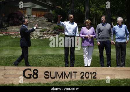 (L - R) der französische Präsident François Hollande, der US-Präsident Barack Obama, Bundeskanzlerin Angela Merkel und der italienische Ministerpräsident Mario Monti posieren für ein Gruppenfoto während der 2012 G8-Gipfel in Camp David 19 Mai, 2012 in Camp David, Maryland. Die Staats- und Regierungschefs der acht größten Volkswirtschaften der Welt treffen am Wochenende in einer Bemühung, die anhaltende Schuldenkrise von Spinnen zu außer Kontrolle halten. UPI/Lukas Sharrett/New York Times-Pool Stockfoto