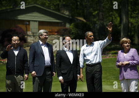 (L - R) der japanische Premierminister Yoshihiko Noda, kanadische Premierminister Stephen Harper, der französische Präsident François Hollande, der US-Präsident Barack Obama und die deutsche Bundeskanzlerin Angela Merkel posieren für ein Foto der Familie während der 2012 G8-Gipfel in Camp David 19 Mai, 2012 in Camp David, Maryland. Die Staats- und Regierungschefs der acht größten Volkswirtschaften der Welt treffen am Wochenende in einer Bemühung, die anhaltende Schuldenkrise von Spinnen zu außer Kontrolle halten. UPI/Lukas Sharrett/New York Times-Pool Stockfoto