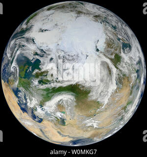 Dieses undatierte NASA Bild von 15 Bahnen der kürzlich lancierten Suomi NPP-Satelliten genommen wird, zeigt ein Blick auf die Erde synthetisiert, die die Arktis, Europa und Asien, 26. Juni 2012. UPI/NASA Stockfoto