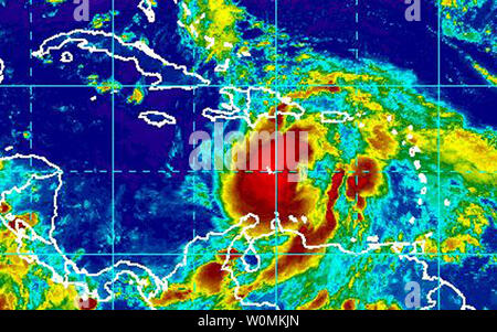 Dieses NOAA-Satelliten Bild auf August 24, 2012 Zeigen der Tropische Sturm Isaac als Er fährt vor der Küste der Dominikanischen Republik und in Mexiko als es nach Florida reisen. UPI/NOAA Stockfoto