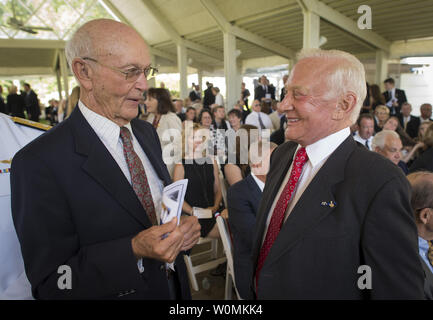 Apollo 11 Astronauten Michael Collins, Links, und Buzz Aldrin sprechen bei einer privaten Trauerfeier feiern das Leben von Neil Armstrong, 31. August 2012, am Camargo Club in Cincinnati. Armstrong, der erste Mensch auf dem Mond während der Apollo 11 Mission 1969, gestorben Samstag, 12.08.25. Er war 82. UPI/Bill Ingalls/NASA Stockfoto