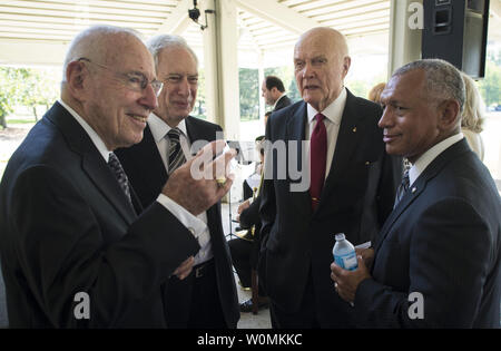 Apollo 13 Astronauten Jim Lovell, Links, ehemalige NASA-Chef Dan Goldin, Senator John Glenn, dritter von links, und die NASA Administrator Charles Bolden, rechts, sprechen bei einer privaten Trauerfeier feiern das Leben von Neil Armstrong, 31. August 2012, am Camargo Club in Cincinnati, Ohio. Armstrong, der erste Mensch auf dem Mond während der Apollo 11 Mission 1969, gestorben Samstag, 12.08.25. Er war 82. UPI/Bill Ingalls/NASA Stockfoto