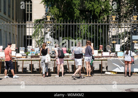 Berlin, Deutschland - Mai, 2019: Menschen bei Second Hand Bücher zum Verkauf auf Flohmarkt vor der Humboldt-Universität in Berlin, Deutschland Stockfoto