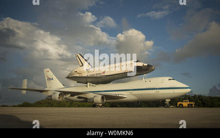 Space Shuttle Endeavour ist auf die NASA-Shuttle Carrier Aircraft, SCA, am Shuttle Landing Facility des NASA Kennedy Space Center am 17. September gesehen, 2012 in Cape Canaveral, Florida. Die SCA, einem modifizierten 747 Jetliner, wird sich bemühen, nach Los Angeles, wo er sich auf öffentliche Anzeige im California Science Center platziert werden. Dies ist die letzte Fähre Flug in der Space Shuttle Programm Zeit geplant. UPI/Bill Ingalls/NASA Stockfoto