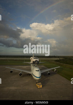 Space Shuttle Endeavour ist auf die NASA-Shuttle Carrier Aircraft, SCA, am Shuttle Landing Facility des NASA Kennedy Space Center am 17. September gesehen, 2012 in Cape Canaveral, Florida. Die SCA, einem modifizierten 747 Jetliner, wird sich bemühen, nach Los Angeles, wo er sich auf öffentliche Anzeige im California Science Center platziert werden. Dies ist die letzte Fähre Flug in der Space Shuttle Programm Zeit geplant. UPI/Bill Ingalls/NASA Stockfoto