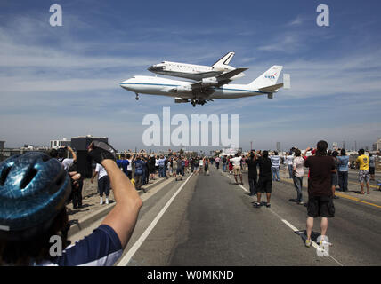 Das Space Shuttle Endeavour, auf dem Shuttle Carrier Aircraft, SCA, landet am Los Angeles International Airport am 21. September 2012 in Los Angeles, wo er sich auf öffentliche Anzeige im California Science Center platziert werden. Der heutige Flug markiert den letzten geplanten Fähre Flug des Space Shuttle Programms. UPI/Matt Hecken/NASA Stockfoto