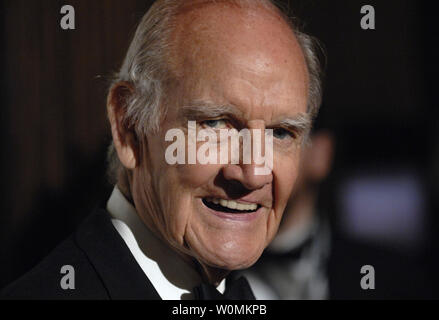 Ehemalige South Dakota Senator und Präsidentschaftskandidat George McGovern, Teilnahme an der lebenden Legenden der Luftfahrt 5. jährlichen Awards in Beverly Hills, Kalifornien gezeigt, die am 24. Januar 2008, in Sioux Falls, South Dakota starb am 21. Oktober 2012. Er war 90. UPI/Phil McCarten/Dateien Stockfoto