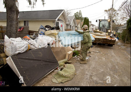 Eine Seabee zu Naval Mobile Konstruktion Bataillon von Gulfport, Mississippi zugeordnet, lädt einen Bulldozer mit Ablagerungen, die durch Hurrikan Sandy in der Katastrophenhilfe in Staten Island, New York verursacht wurde, am 7. November 2012. Die US-Marine hat Kräfte zur Unterstützung der FEMA und örtlichen Behörden positioniert nach der Zerstörung durch den Hurrikan Sandy verursacht. UPI/Martin Cuaron/Marine Stockfoto