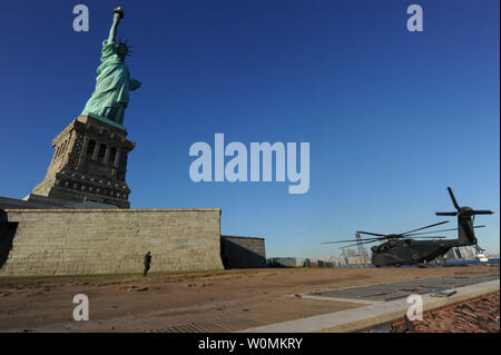 Einen MH-35E Helikopter zugeordnet zu meinen Zähler messen Squadron 14 bringt Seeleute aus dem amphibious Transport dock Schiff USS San Antonio und die Amphibisches Schiff USS Wasp zur Freiheitsstatue für die Entwässerung von Operationen im Gebäude Unterstützung der Hurrikan Sandy Hilfsmaßnahmen auf Am 6. November 2012 in New York. Die US-Marine hat Kräfte zur Unterstützung der FEMA und örtlichen Behörden positioniert nach der Zerstörung durch den Hurrikan Sandy verursacht. UPI/Terach L. Mollise/Marine Stockfoto