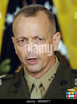 Us-General John Allen, Befehlshaber der internationalen Schutztruppe und Kommandeur der US-Streitkräfte in Afghanistan, ist unter Untersuchung durch das FBI am 13. November 2012 wegen angeblicher unangemessener Kommunikation mit einer Frau in der Mitte der Skandal um CIA-Direktor David Petraeus, der seine Position abgefunden hat. Allen ist gezeigt, er war der neue US-Oberbefehlshaber der NATO-Truppen in Afghanistan im East Room des Weißen Hauses in Washington, DC, am 27. April 2011. UPI/Roger L. Wollenberg/Dateien Stockfoto