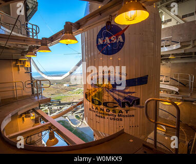 Die United Launch Alliance (ULA) Atlas-V-Rakete mit der landsat Data Continuity Mission (Ldcm) an Bord der Raumsonde am 10 Februar, 2013 um der Vandenberg Air Force Base, Calif. Die Landsat Data Continuity Mission (Ldcm) Mission ist eine Zusammenarbeit zwischen der NASA und dem U.S. Geological Survey, dass die landsat-Programm der 40-jährigen Datensatz der Überwachung Landschaften der Erde aus dem Weltall fortgesetzt wird. Das Raumfahrzeug soll Feb.11 zu starten. UPI/Bill Ingalls/NASA Stockfoto