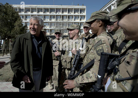 Verteidigungsminister Chuck Hagel, lacht mit American Service Members bei einem Besuch in Kabul militärisches Training Center, in Kabul, Afghanistan, 10. März 2013. Hagel ist unterwegs nach Afghanistan auf seiner ersten Reise als die 24 Verteidigungsminister US-Truppen, die Staats- und Regierungschefs der NATO zu besuchen, und afghanischen Kollegen. UPI/Erin A. Kirk-Cuomo/DOD Stockfoto