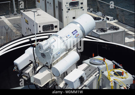 Der Laser Weapon System (Gesetze) ist vorübergehend installiert an Bord der geführte Anti-raketen-Zerstörer USS Dewey (DDG105) in San Diego, Kalifornien, Juli 2012. Die US-Marine hat am 8. April 2013, dass Sie zum ersten Mal eines seiner Schiffe, die Abschuss Drohnen und Deaktivieren von Schiffen verwendet werden könnten, bereitstellen wird. Der Prototyp wird an Bord der USS Ponce innerhalb des nächsten Jahres installiert werden. Die Waffe läuft auf Strom, sodass die Kosten weniger als 1 $ pro Schuß. UPI/John Williams/U.S. NAVY Stockfoto