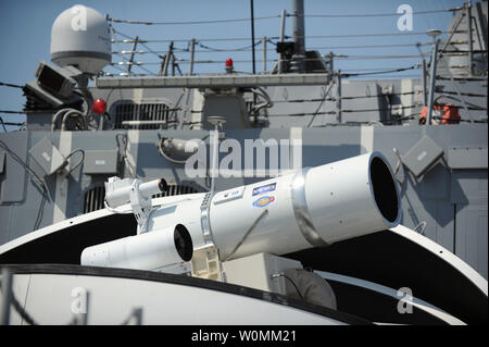 Der Laser Weapon System (Gesetze) ist vorübergehend installiert an Bord der geführte Anti-raketen-Zerstörer USS Dewey (DDG105) in San Diego, Kalifornien, Juli 2012. Die US-Marine hat am 8. April 2013, dass Sie zum ersten Mal eines seiner Schiffe, die Abschuss Drohnen und Deaktivieren von Schiffen verwendet werden könnten, bereitstellen wird. Der Prototyp wird an Bord der USS Ponce innerhalb des nächsten Jahres installiert werden. Die Waffe läuft auf Strom, sodass die Kosten weniger als 1 $ pro Schuß. UPI/John Williams/U.S. NAVY Stockfoto