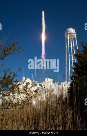 Die Orbital Sciences Corporation Antares Rakete wird gesehen, wie es startet von Pad-0 des Mittelatlantischen Regional Spaceport (MARS) bei der NASA Wallops Flight Facility auf Wallops Island, Virginia, Sonntag, 21. April 2013. Den Test starten markiert der erste Flug von Antares und der erste Raketenstart von Pad-0 A. Die Antares Rakete lieferte die gleichwertigen Masse von einem Raumschiff, einem sogenannten Masse simuliert Nutzlast in den Orbit der Erde. UPI/NASA/Bill Ingalls Stockfoto