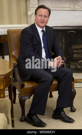 Britische Premierminister, David Cameron, sitzt im im Oval Office des Weißen Hauses beim Treffen mit dem Präsidenten der Vereinigten Staaten Barack Obama in Washington D.C, USA, am Montag, 13. Mai 2013. Cameron bedrohte Gesetzgeber in seiner konservativen Partei, die sich bereits entschieden haben, dass Großbritannien aus der Europäischen Union zurückziehen sollte. UPI/Andrew Harrer Stockfoto