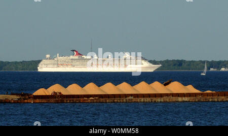 Die Carnival Pride Kreuzfahrt Schiff fährt Segelboote und Lastkähne in die Chesapeake Bay in der Nähe von Annapolis, Maryland nach Verlassen Baltimore am 26. Mai 2013. Tarife für Kreuzfahrtschiffe haben für die Sommermonate durch zwei Brände in den letzten vier Monaten -- die Carnival Triumph im Februar und dem 27. Mai Vorfall an Bord der Royal Caribbean Pracht der Meere fallen gelassen. Zusätzlich wird die Industrie ist die Einrichtung einer "Passagier Bill of Rights." UPI/Pat Benic Stockfoto