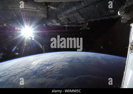 Die Sonne ist in einem "Starburst"-Modus über Horizont der Erde von einem der Expedition 36 Besatzungsmitglieder an Bord der Internationalen Raumstation gefangen, wie die orbitalen Außenposten wurde über einem Punkt im Südwesten von Minnesota am Mai 21, 2013 ... UPI/NASA Stockfoto