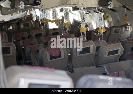 In diesem Foto, das von der National Transportation Safety Board, NTSB Ermittler Umfrage der Innenansicht des Wracks der Asiana Flug 214, in San Francisco, Kalifornien am 7. Juli 2013. Die Boeing 777 war auf dem Weg von Shanghai mit einem Zwischenstopp in Seoul, Südkorea, die 291 Passagiere. Zwei Menschen ums leben gekommen und mehr als 180 wurden verletzt. Pilot Lee Kang-kook angemeldet hatten mehr als 9.000 Stunden auf verschiedenen Flugzeugen, aber nur 43 Stunden in der Boeing 777 und war noch in der Ausbildung auf die Flugzeuge angesehen. UPI..... Stockfoto