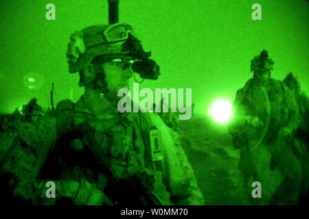 Wie durch eine Nacht gesehen - vision Gerät, U.S. Marines Verhalten mission Proben auf Camp Leatherneck in der afghanischen Provinz Helmand, 10. Juli 2013. Die Marines, um Golf zu einem Unternehmen zugewiesen sind, 2.BATAILLON, 8 Marine Regiment, ausgebildet, Einsatzbereitschaft und Effizienz zu gewährleisten. . UPI/Cpl. Alejandro Pena/DoD Stockfoto