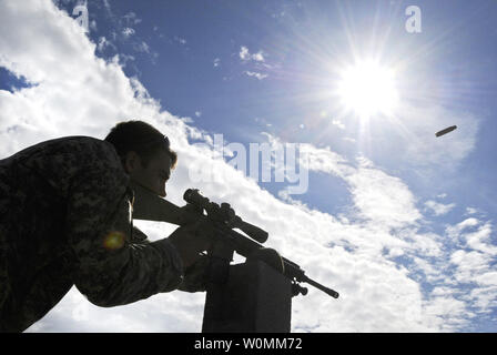 Armee SPC. Kjirk Dixon Brände in den letzten Tag der Qualifikationen für die M110 semi-automatischen Sniper System auf einer gemeinsamen Basis von Elmendorf-Richardson Grezelka, Alaska, 10. Juli 2013. Dixon ist der 25 Infanterie Division des Unternehmens A, 1st Bataillon zugeordnet, 501 Infanterie Regiment, 4. Brigade Combat Team. Soldaten der Brigade an der US-Armee Mobile Sniper School, einem 5-wöchigen Kurs mit abgestufter Treffsicherheit auf mehreren Sniper Systeme. UPI/J. Connaher/DoD Stockfoto