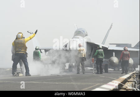 Ein U.S. Navy F/A-18F Super Hornet bereitet aus dem Flight Deck des Flugzeugträgers USS Nimitz am 3. September 2013 zu starten. Als Teil der US-amerikanischen 5-Flotte, Nimitz hat in das Rote Meer bewegt, aber hat nicht gegeben Aufträge als Teil der Planung auf einen möglichen Angriff auf Syrien für angeblich mit chemischen Waffen auf ihre Bürger da sein. UPI/Nathan R. McDonald/U.S. Marine Stockfoto