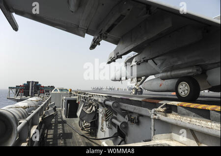 Ein U.S. Navy F/A-18E Super Hornet startet von der Flight Deck des Flugzeugträgers USS Nimitz am 3. September 2013. Als Teil der US-amerikanischen 5-Flotte, Nimitz hat in das Rote Meer bewegt, aber hat nicht gegeben Aufträge als Teil der Planung auf einen möglichen Angriff auf Syrien für angeblich mit chemischen Waffen auf ihre Bürger da sein. UPI/Nathan R. McDonald/U.S. Marine Stockfoto