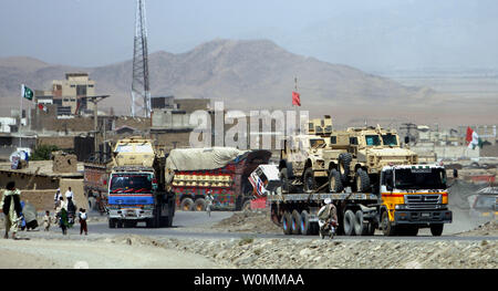 Die pakistanischen Lastwagen mit Nato und US-Militär Fahrzeuge von US-Stützpunkt in Kandahar, Afghanistan über die Grenze bei Chaman, Pakistan und auf den Hafen von Karachi am 3. September 2013. Die derzeit 70.000 US-Truppen wird auf 34.000 bis Februar 2014 geschnitten werden, aber die NATO-Befehlshaber Generalleutnant Mark Milley sagte am 4. September 2013, dass es keine Diskussionen ist, dass die Koalition Ende 2014 zurückziehen würde. UPI/Matiullah Stockfoto