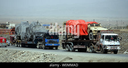 Die pakistanischen Lastwagen mit Nato und US-Militär Fahrzeuge von US-Stützpunkt in Kandahar, Afghanistan über die Grenze bei Chaman, Pakistan und auf den Hafen von Karachi am 3. September 2013. Die derzeit 70.000 US-Truppen wird auf 34.000 bis Februar 2014 geschnitten werden, aber die NATO-Befehlshaber Generalleutnant Mark Milley sagte am 4. September 2013, dass es keine Diskussionen ist, dass die Koalition Ende 2014 zurückziehen würde. UPI/Matiullah Stockfoto