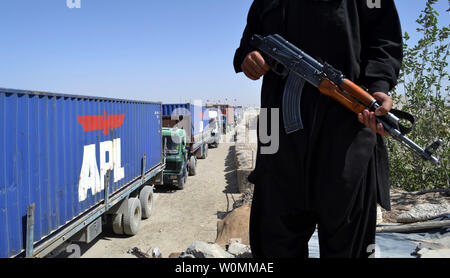 Die pakistanischen Sicherheitskräfte bewachen als Lkw mit Nato und US-Militär Fahrzeuge von US-Stützpunkt in Kandahar, Afghanistan über die Grenze bei Chaman, Pakistan und auf den Hafen von Karachi am 2. September 2013. Die derzeit 70.000 US-Truppen wird auf 34.000 bis Februar 2014 geschnitten werden, aber die NATO-Befehlshaber Generalleutnant Mark Milley sagte am 4. September 2013, dass es keine Diskussionen ist, dass die Koalition Ende 2014 zurückziehen würde. UPI/Matiullah Stockfoto