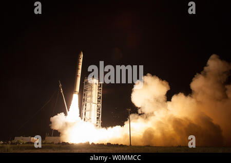 Die NASA Lunar Atmosphäre und Staub Umwelt Explorer (Ladee) Sternwarte startet an Bord der Minotaur V-Rakete aus dem Mittelatlantischen Regional Spaceport (MARS) des NASA Wallops Flight Facility, in Virginia, auf Freitag, Sept. 6, 2013. LADEE ist eine robotische Mission, die der Mond, wo es noch nie da gewesene Informationen über die Umgebung rund um den Mond und Wissenschaftler ein besseres Verständnis der anderen Planeten in unserem Sonnensystem und darüber hinaus die Umlaufbahn. UPI/C. CioffI/NASA Stockfoto